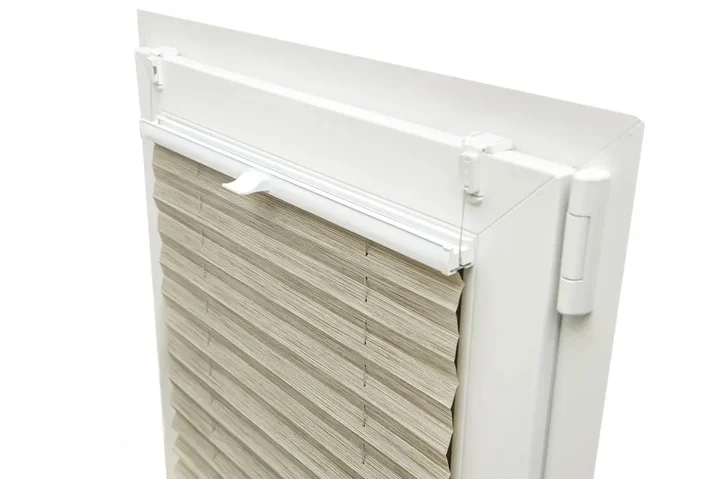 Plisy vs. rolety – co wybrać do salonu?