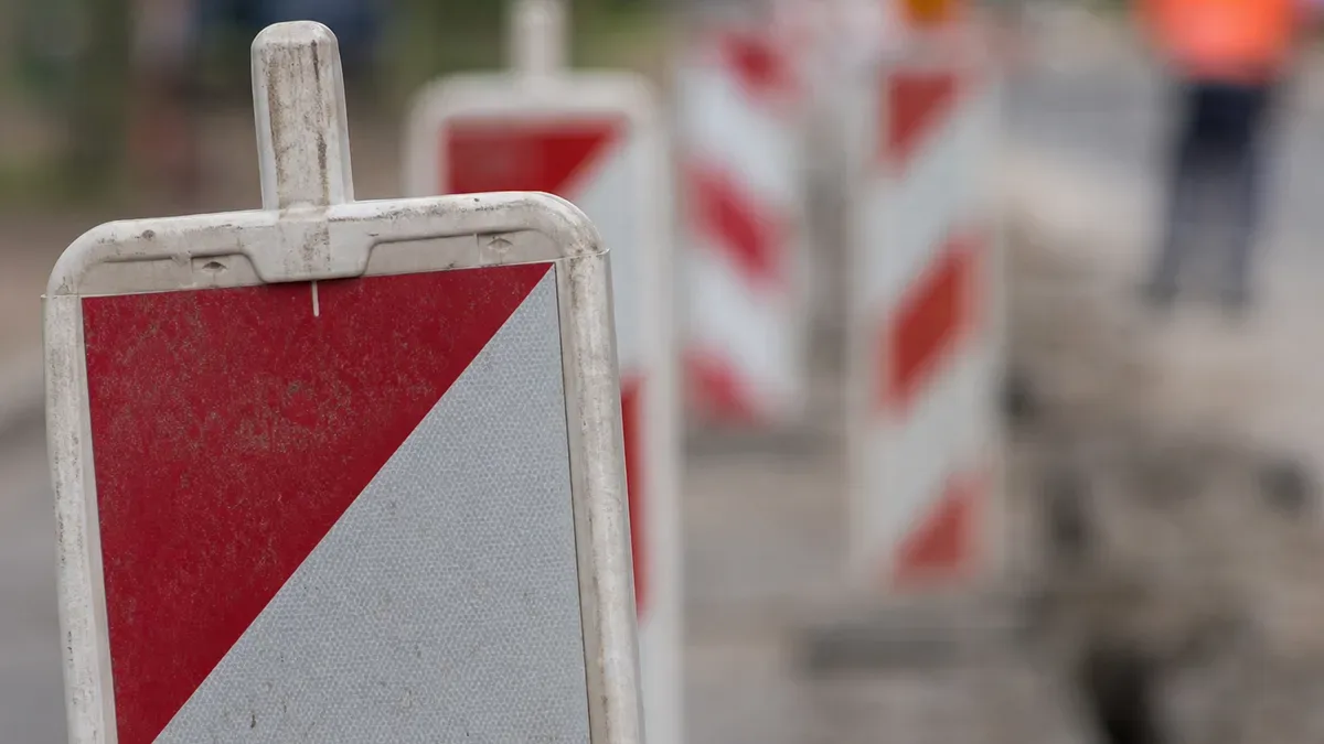 Baranowicka zwężona na kilka dni. Kierowców czekają utrudnienia