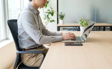 Co dzieje się z zapytaniem klienta, gdy agencja B2B odpowiada zbyt późno