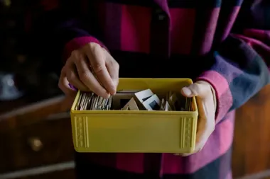 Jak przechowywać kolekcjonerskie naklejki na legitymacje? Sprawdzone sposoby, które chronią wartość!