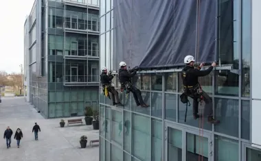 Montaż banerów i reklam wielkoformatowych — co musisz wiedzieć przed zleceniem