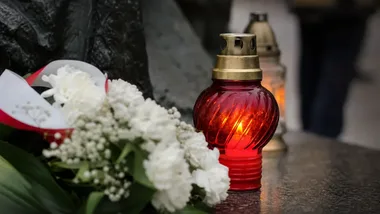 Kwiaty przy pomniku na osiedlu Leśnym. Pamięć o poległych lotnikach