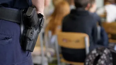 Policjanci w białostockich szkołach uczą reguły 4U i reagowania na zagrożenia