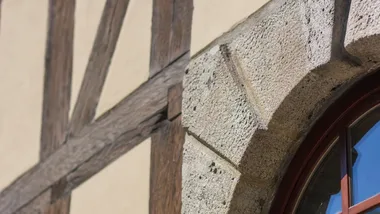 Pod tynkiem odkryto relikty dawnej synagogi. Powstaje nowy dom kultury