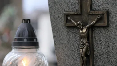 Odnowiono dwa nagrobki na cmentarzu w Łapach. Wraca kwesta na ich ratowanie