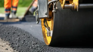 W Mińcach zniknął stary bruk. 400 metrów nowej drogi