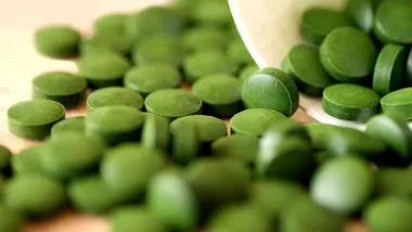 Obraz do artykułu: Czym różni się chlorella pyrenoidosa od chlorella vulgaris? Porównanie właściwości i składu chlorelli w tabletkach