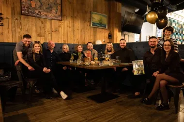 Zdjęcie przedstawia uczestników kolacji firmowej w restauracji Jack Sparrow w Białymstoku