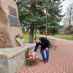 Złożenie kwiatów przed pomnikiem w Czarnej Białostockiej.