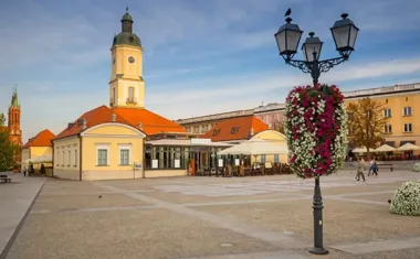 Rano będą utrudnienia na Adama Mickiewicza – krótkie zamknięcie pasa przed Placem Branickich