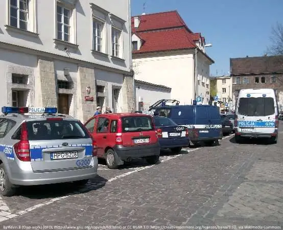 Policja poszukuje sprawcy kradzieży rozbójniczej w Białymstoku, potrzebna pomoc w identyfikacji