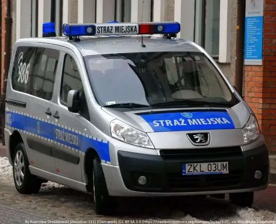 Na kładce nad torami uratowano 77-latka. Służby zareagowały błyskawicznie