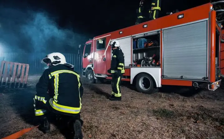 Strażacy ćwiczą w Leśnictwie Żednia przy zbiorniku Stanek - Białystok doskonali gaszenie lasu
