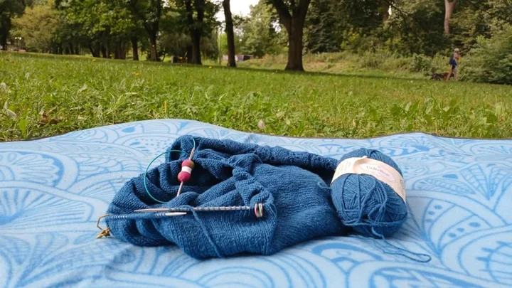 Obrazek przedstawia grafikę promocyjną wydarzenia Spotkanie rękodzielnicze na kocu w Parku City Wierzbowa