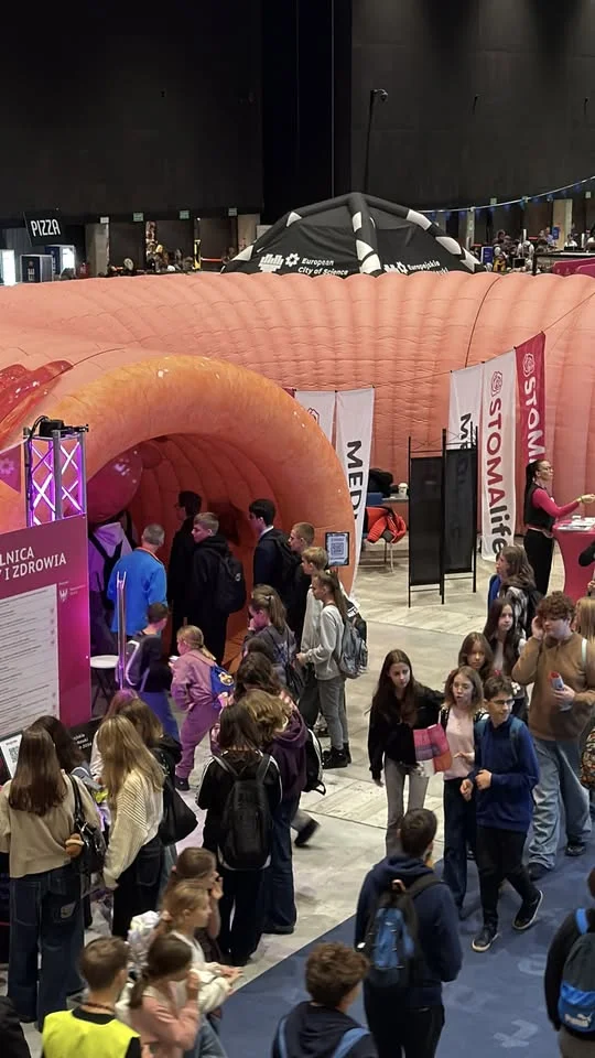 Grafika promocyjna wydarzenia Białystok jelito 3D WOŚP — dmuchany model jelita grubego w Galerii Alfa