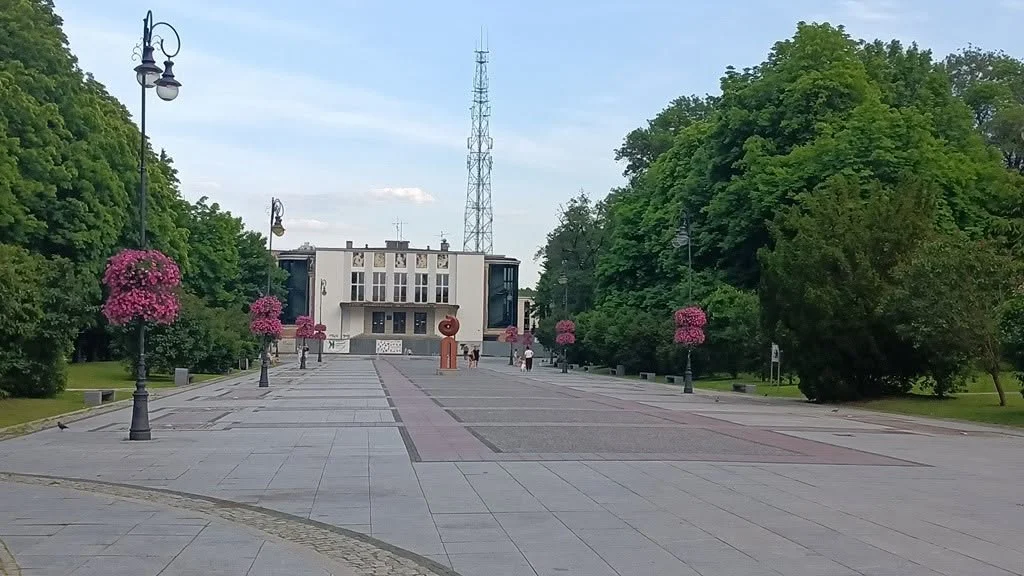 Grafika promocyjna wydarzenia Spacer Seniorów po Białymstoku – Teatralny Białystok: historia teatrów