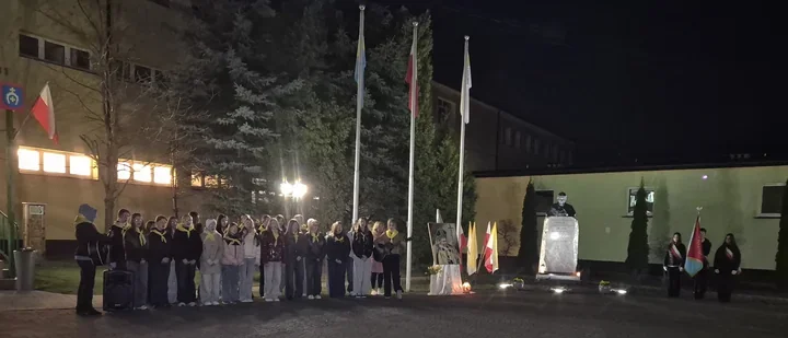 W Łapach przy pomniku patrona wróciła cisza sprzed 21 lat