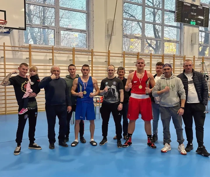 Top Team Łapy z trzema tytułami Mistrzów Podlasia – sześciu bokserów wróciło z Łomży z medalami