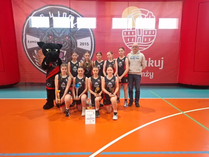 Łapskie koszykarki z SP 1 otarły się o podium województwa