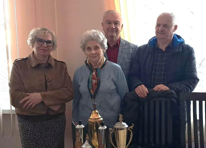 Puchary mistrza wróciły do szkoły i przypomniały o olimpijczyku z Łap