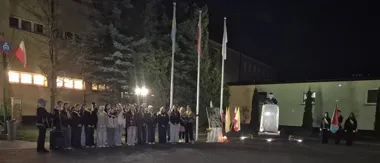 W Łapach przy pomniku patrona wróciła cisza sprzed 21 lat