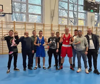 Top Team Łapy z trzema tytułami Mistrzów Podlasia – sześciu bokserów wróciło z Łomży z medalami