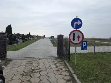 Przy cmentarzu w Łapach udostępniono dodatkowy parking dla odwiedzających