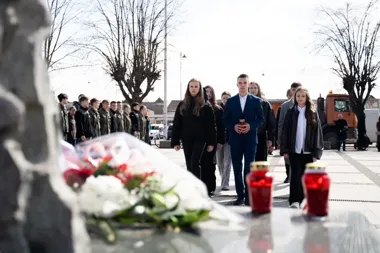 Pamięć, która nie zgasła na Placu Niepodległości w Łapach