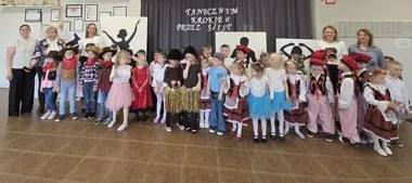Tańce z całego świata w łapskim przedszkolu. Dzieci pokazały odwagę na scenie