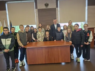 Piątoklasiści z Płonki Kościelnej zajrzeli za kulisy urzędu w Łapach