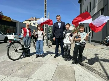 Flagi trafiły do łapian. Burmistrz rozdawał je w dwóch częściach miasta