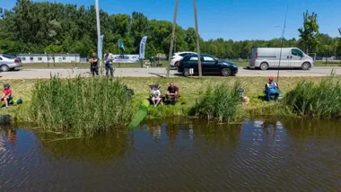 Młodzi wędkarze z Łap rywalizowali o puchary. Słodki poczęstunek i rodzinna atmosfera przy stawie