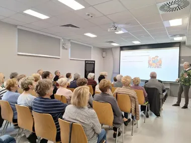 Seniorzy z Łap tańczyli na krzesłach i odkrywali, jak kultura porządkuje codzienność