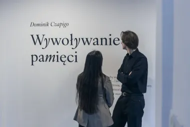 Pamięć w kadrze i głosie - ta wystawa zatrzymuje na dłużej