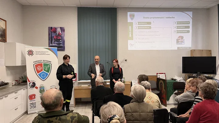 Pracownicy urzędu i seniorzy ćwiczyli RKO z OSP na nowych fantomach