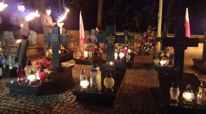 Uroczyste obchody pamięci Żołnierzy Niezłomnych przy kwaterze AK w Izbiszczach