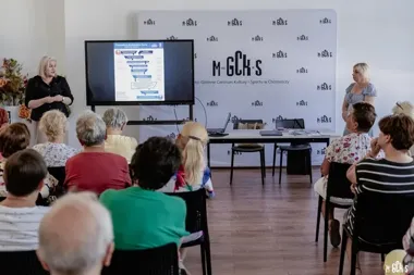 W Choroszczy rozmawiano o przemocy wobec seniorów i sposobach reagowania