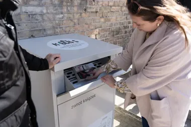 Książki można oddać o każdej porze. W Choroszczy stanęła wrzutnia biblioteczna