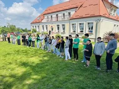 Lekcja bez granic w Złotorii – do szkoły przyjechali wolontariusze z ośmiu krajów