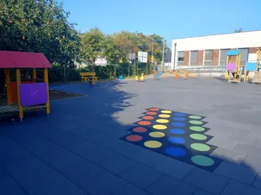 Plac zabaw w Choroszczy zyskał 600 m² bezpiecznej nawierzchni