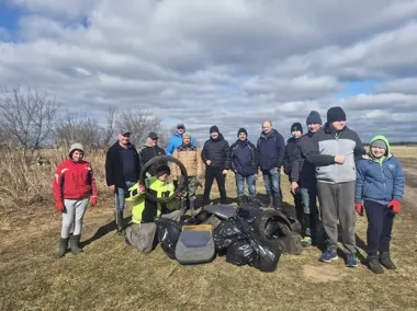 Wędkarze z Choroszczy ruszyli nad Narew i zostawili po sobie czyste brzegi