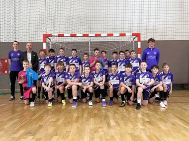 Młodzi piłkarze w ogniu rywalizacji – Narew Cup rozgrzał halę Szkoły Podstawowej