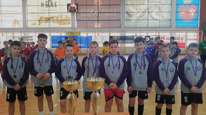 Narew Cup przyciąga tłumy młodych piłkarzy – emocje i rywalizacja w Choroszczy