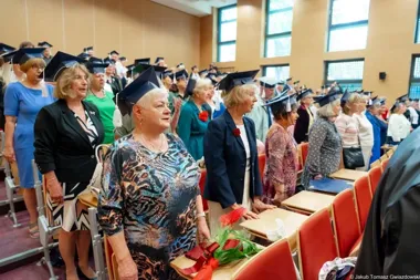 Białostoccy seniorzy z dyplomami. Zakończyli rok w szkołach zdrowia