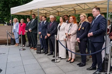Białystok uhonorował samorządowców. Na skwerze stanęła ławka Konstytucji 3 Maja