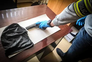 Kominiarka i pistolet nie wystarczyły, by ukryć sprawcę dwóch napadów