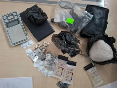Mieszkanie wynajęte na cudzy paszport. W środku ponad 300 gramów 4-CMC