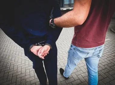 Trzy napady w jeden wieczór w Białymstoku. Policjanci znaleźli ich w tłumie