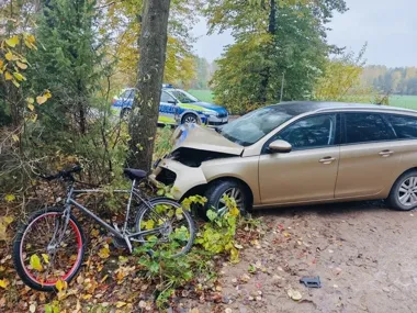 Rowerzysta wjechał w Peugeota, kierowca uderzył w drzewo. Obaj byli pijani