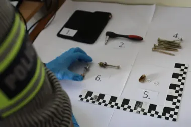 Zatrzymany na gorącym uczynku - 152 włamań do kontenerów z używaną odzieżą